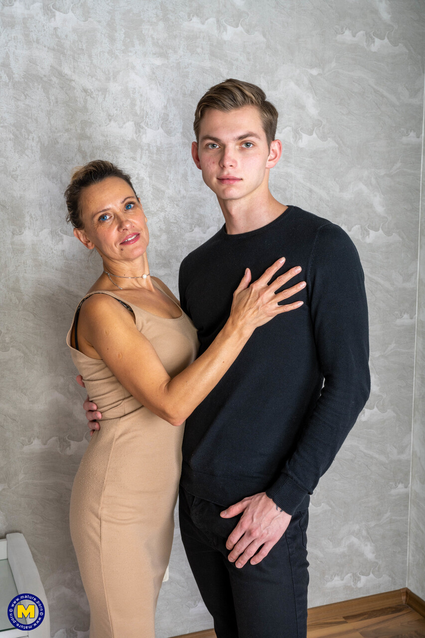 Dojrzała mama uprawia seks z młodym kochankiem na łóżku