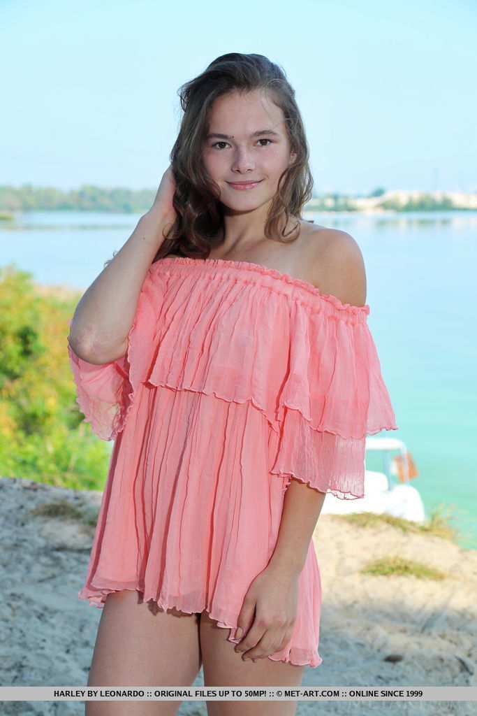 Schlankes Teen Zieht Sich Am Wasser Vollständig Aus