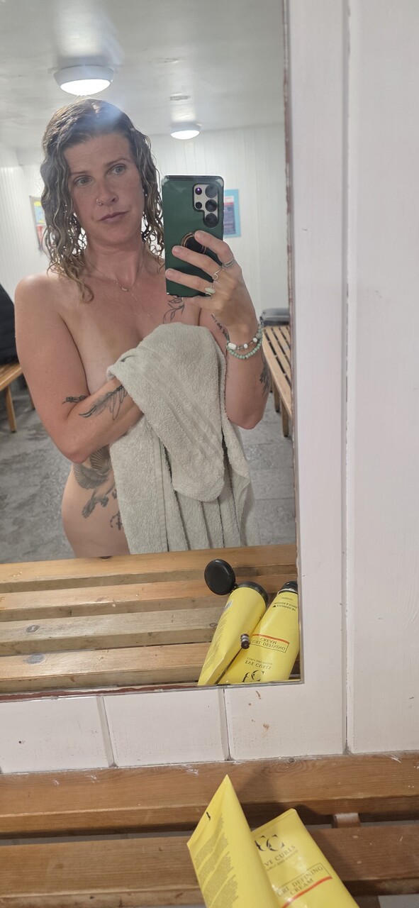 Amatör MILF tar selfie efter duschen