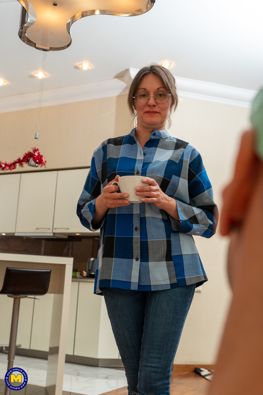 Brunett mamma med glasögon analt knullad på futon